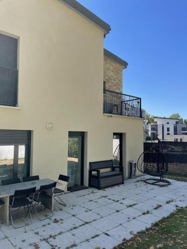 House for 7 people with parking, near Versailles & Paris in Лувесь'єнн