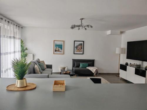 House for 7 people with parking, near Versailles & Paris in Лувесь'єнн