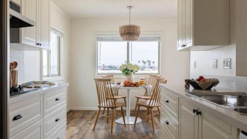 Bay View Buyout A by AvantStay Mission Beach Home on the Sand Sleeps 20 in San Diego, USA