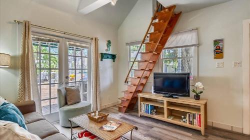 Ibis by AvantStay Close to Duval Street w Shared Pool Month Long Stays Only in Key West, USA