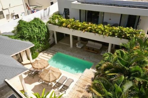 Luxury 7BR Compound with Pool, 2 Jacuzzis, Pickleball, Basketball – khách sạn tại Playa Bonita