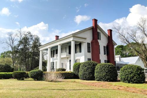 . Greek Revival 8br/6.5b w/ Kitchen-35 Min to U of Alabama!