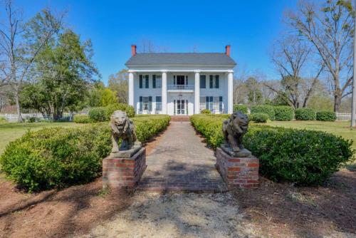 Greek Revival 8br/6.5b w/ Kitchen-35 Min to U of Alabama! in Eutaw (AL)
