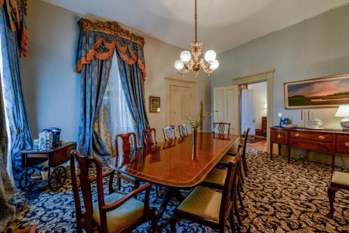 Greek Revival 8br/6.5b w/ Kitchen-35 Min to U of Alabama! in Eutaw (AL)