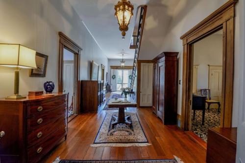 Greek Revival 8br/6.5b w/ Kitchen-35 Min to U of Alabama! in Eutaw (AL)