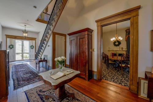 Greek Revival 8br/6.5b w/ Kitchen-35 Min to U of Alabama! in Eutaw (AL)