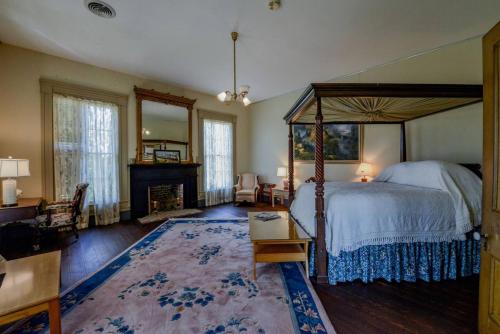 Greek Revival 8br/6.5b w/ Kitchen-35 Min to U of Alabama! in Eutaw (AL)