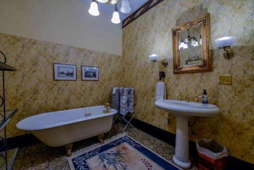 Greek Revival 8br/6.5b w/ Kitchen-35 Min to U of Alabama! in Eutaw (AL)