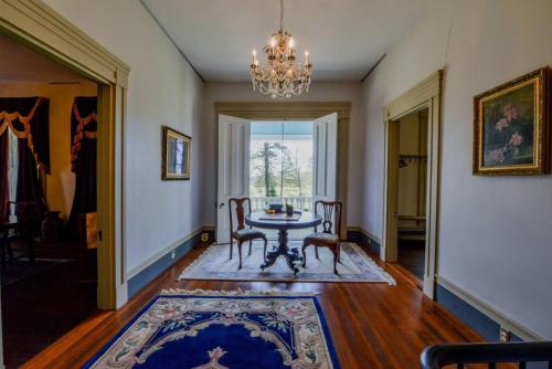 Greek Revival 8br/6.5b w/ Kitchen-35 Min to U of Alabama! in Eutaw (AL)