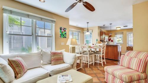 Cottage by the Pool by AvantStay w Balcony BBQ Shared Pool Month Long Stays Only in Stock Island, USA