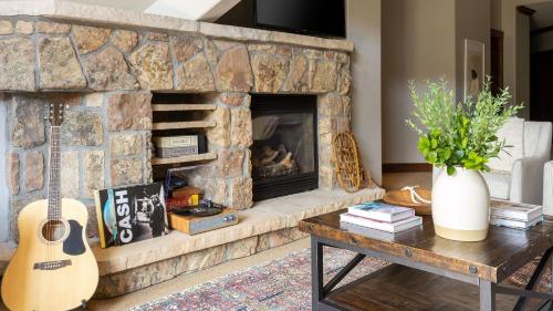 Twin Chutes by AvantStay Beautiful Ski in Ski out Condo w access to Hot Tub Gym in Breckenridge, USA