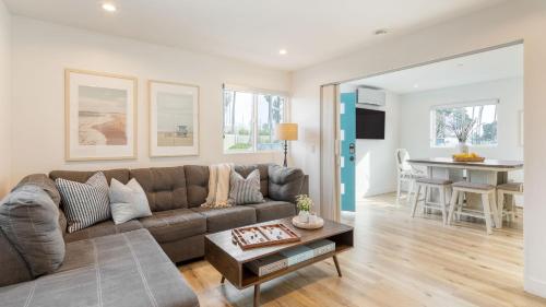 Velvet Sand Buyout by AvantStay Steps to Newport Beach Sleeps 22 in Newport Beach, USA