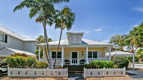 Spa Oasis by AvantStay Shared Pool 3 Miles to Smathers Beach Month Long Stays Only in Stock Island, USA