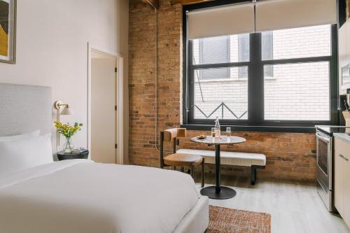 LIVN West Loop Chicago Classic Queen Studio