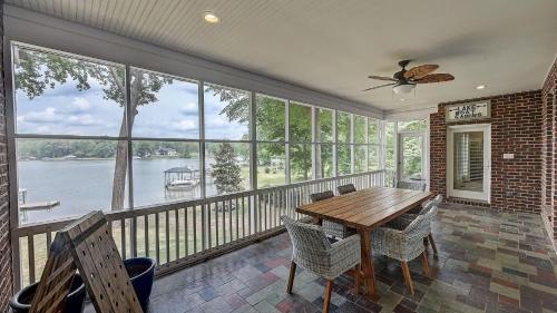 Luckys Lake House by AvantStay Private Lake Bar in Mooresville, USA