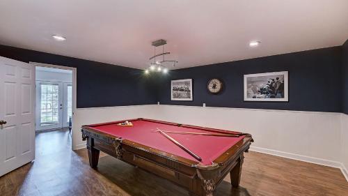 Luckys Lake House by AvantStay Private Lake Bar in Mooresville, USA