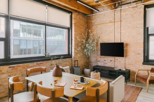 LIVN West Loop Chicago 2 BR City View