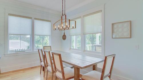 616 Carolina by AvantStay Ocean Views from Decks in Mount Pleasant, USA