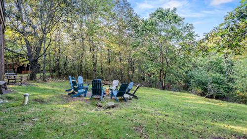 Sky View Chalet by AvantStay Stunning Interior Spacious Deck Hot Tub View in Lake Harmony, USA