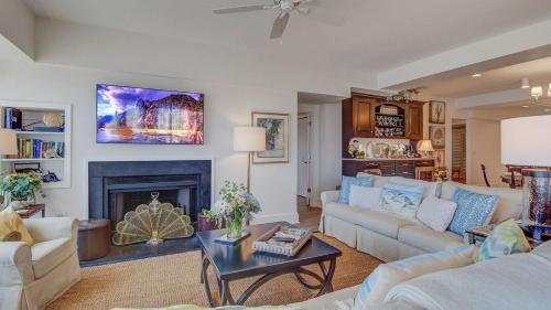 Waters Lure AvantStay Oceanfront Shared Pool Spa Ocean Views in Isle of Palms, USA