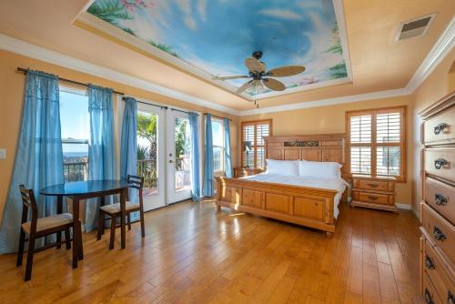 Southern California Residence with Views, Pool, Hot tub, Firepit, BBQ in Ocean View Hills