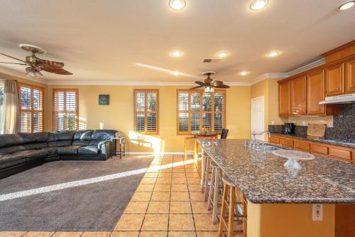 Southern California Residence with Views, Pool, Hot tub, Firepit, BBQ in Ocean View Hills