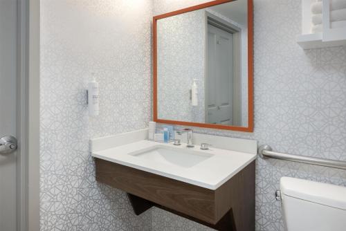 Hampton Inn & Suites Myrtle Beach Oceanfront - image 23