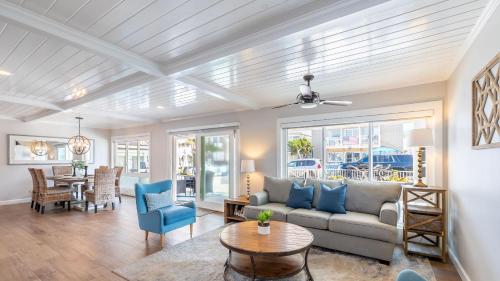 Ocean Breeze Buyout by AvantStay Steps to Beach in Newport Beach, USA