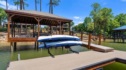 Black Bear Blue Heron by AvantStay 2 Lakefront Homes Sleeps 43 Pool Dock Theater in Lake Norman of Catawba, USA
