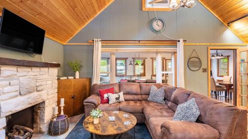 Arrowhead Lake Retreat by AvantStay Shared Pool Game Room Firepit in Arrowhead Lake, USA