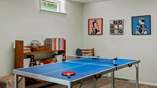 Lake It Right by AvantStay Lakefront w Dock Hot Tub Fire Pit Game Room in Long Pond, USA