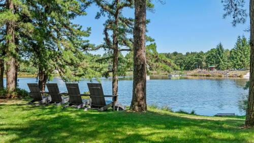 Lake It Right by AvantStay Lakefront w Dock Hot Tub Fire Pit Game Room in Long Pond, USA
