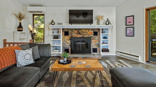 Lake It Right by AvantStay Lakefront w Dock Hot Tub Fire Pit Game Room in Long Pond, USA