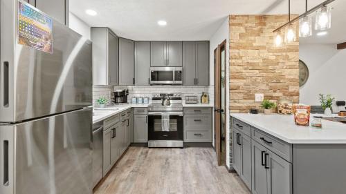 The Bears Den by AvantStay Prime Location Renovated w Movie Game Room in Crescent Lake, USA