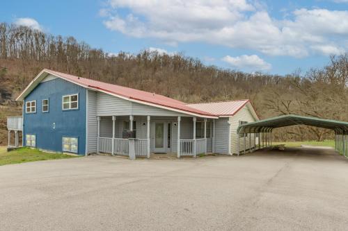 Rural Group Getaway w/ Creek Access in Berryville!
