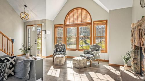 Lakers Pointe by AvantStay Lakefront Private Peninsula Hot Tub Game Room in Long Pond, USA