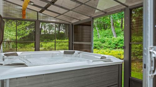 Inn the Poconos by AvantStay Private Lake Access Enclosed Hot Tub in Long Pond, USA