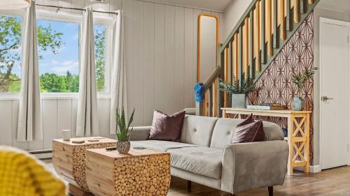 Inn the Poconos by AvantStay Private Lake Access Enclosed Hot Tub in Long Pond, USA