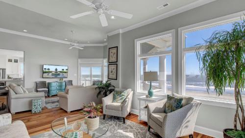 502 Ocean Blvd by AvantStay Beachfront w Pool Ocean Views in Mount Pleasant, USA
