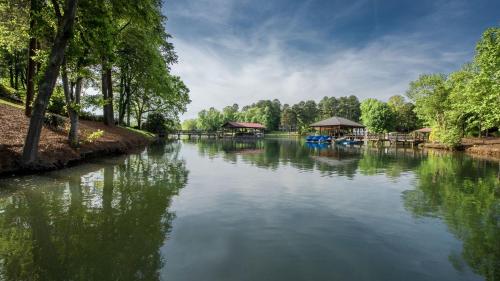 Lakeside Landing by AvantStay Private Dock in Mooresville, USA