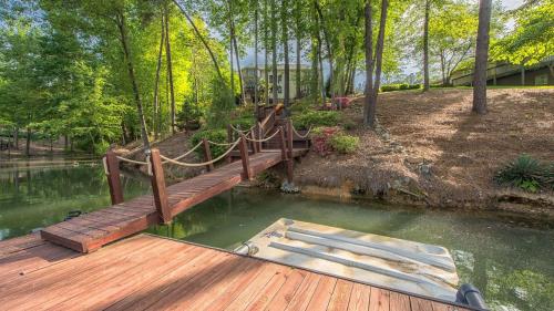 Lakeside Landing by AvantStay Private Dock in Mooresville, USA