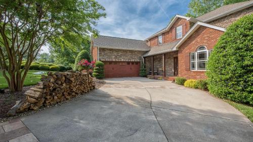 Lakeside Landing by AvantStay Private Dock in Mooresville, USA