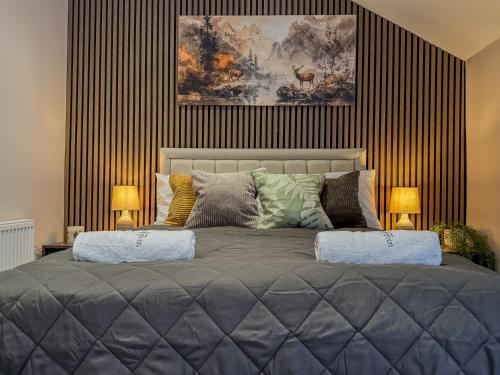 Forest Inspired Home - Sleeps 8 - Free Parking