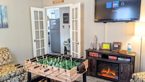 Harmony Cottage by AvantStay Lake Access Hot Tub Fire Pit Game Room in Lake Harmony, USA