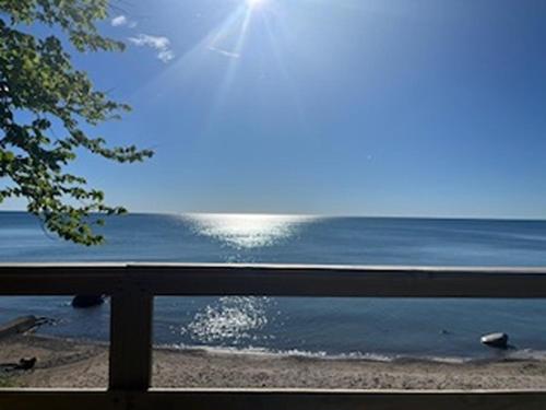 Modern Cozy Lake Escape with Beach Access and Fire Pit – khách sạn tại Sandusky