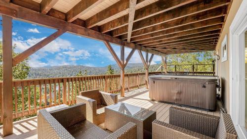 Sky Canyon Lodge by AvantStay Views Hot Tub in Blue Jay, USA