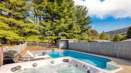 Ridge Valley by AvantStay Upscale Asheville Escape w Pool in Asheville, USA