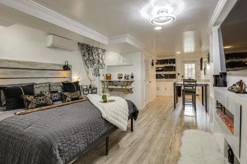 Oasis Hideaway Apt w/ Rainforest Shower!