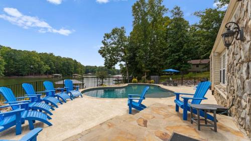 Whitetail Cove by AvantStay Lakefront w Pool Private Dock Sleeps 20 in Terrell, USA