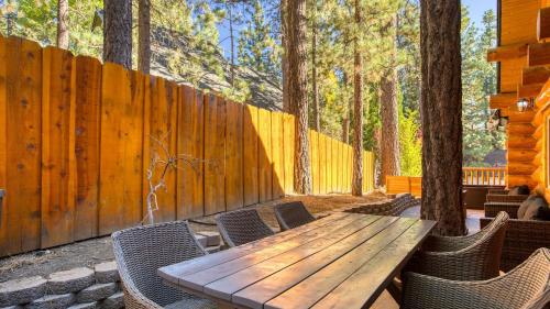 Pinetree Place by AvantStay Group Cabin Hot Tub Minutes to the Lake in Big Bear Lake, USA